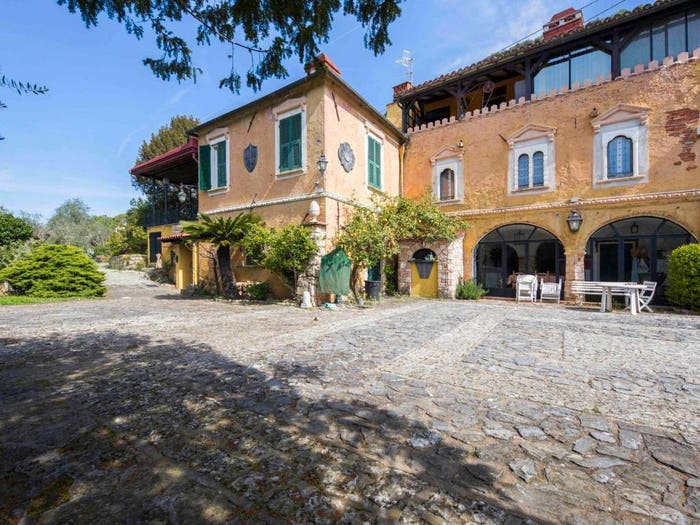 Casa con 6 locali in vendita in Via Don Mario Scarrone, Finale Ligure