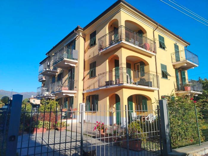 Appartamento trilocale in vendita in Via Littardi, Porto Maurizio, Imperia