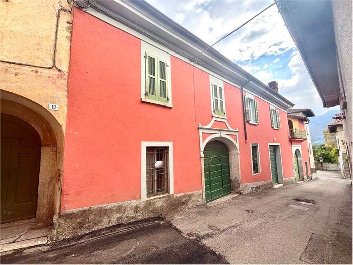Casa con 6 locali in vendita in via libertà, Centro, Casalzuigno