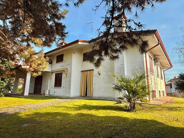 Casa con 6 locali in vendita in Viale Rainera, Centro, Quistello