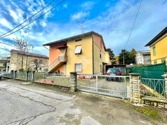 Casa con 6 locali in vendita in Via Fratelli Manfredi, Centro, Castelnovo di Sotto