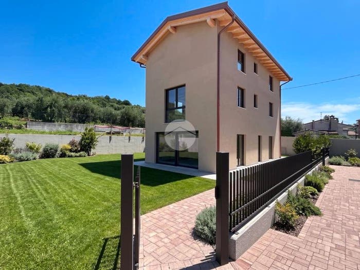 Casa con 5 locali in vendita in Via Modena, Centro, Bardolino