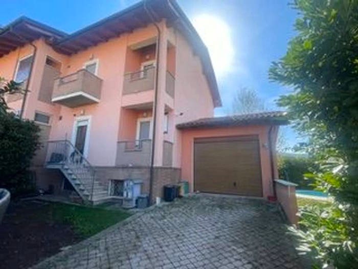 Casa con 6 locali in vendita in Via M Malpighi No Number, Antrosano, Avezzano