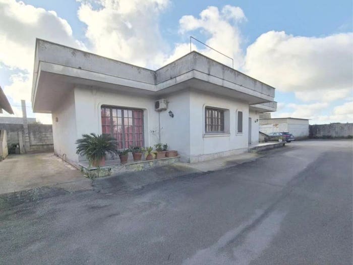 Casa con 5 locali in vendita in Strada Comunale Di Parabita, Centro, Neviano