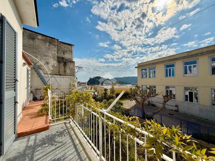 Appartamento trilocale in vendita in Via Giovanni da Procida, Procida