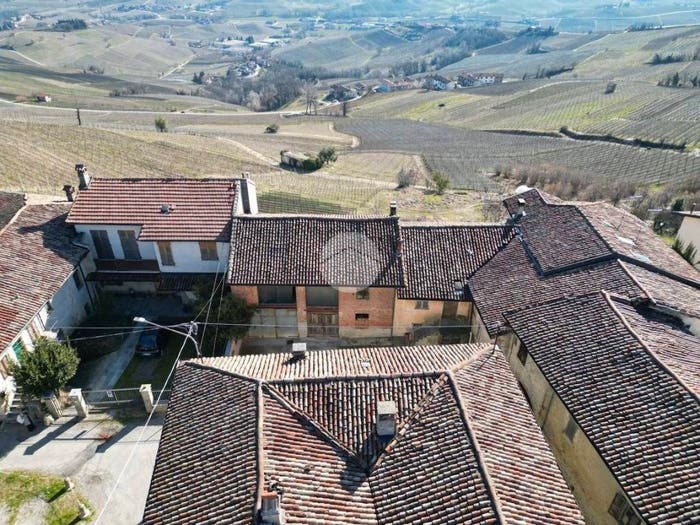Casa con 6 locali in vendita in VIA VASSALLI, Centro, La Morra