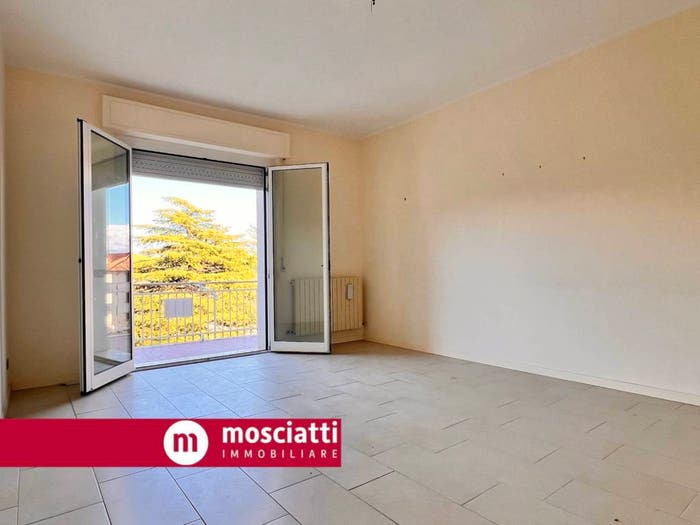 Appartamento con 6 locali in vendita in Via Alberico Pacini, Centro, Esanatoglia