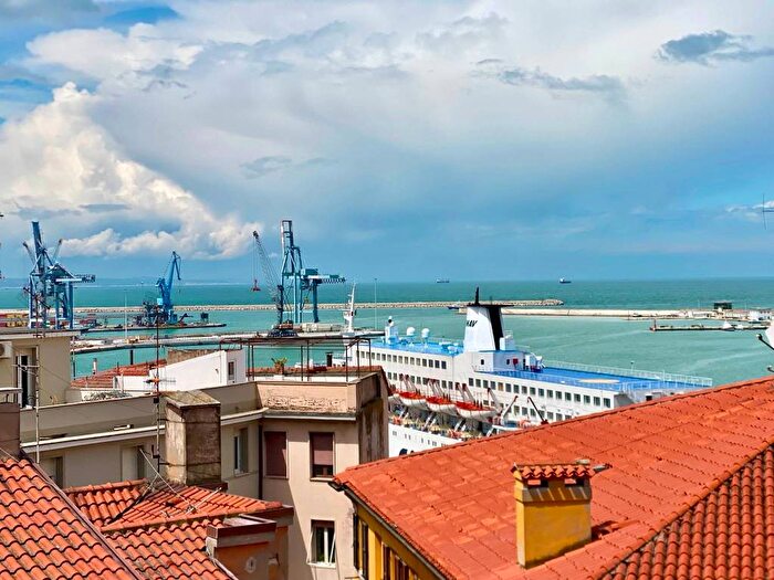Appartamento trilocale in vendita in Via Astagno, Capodimonte, Ancona
