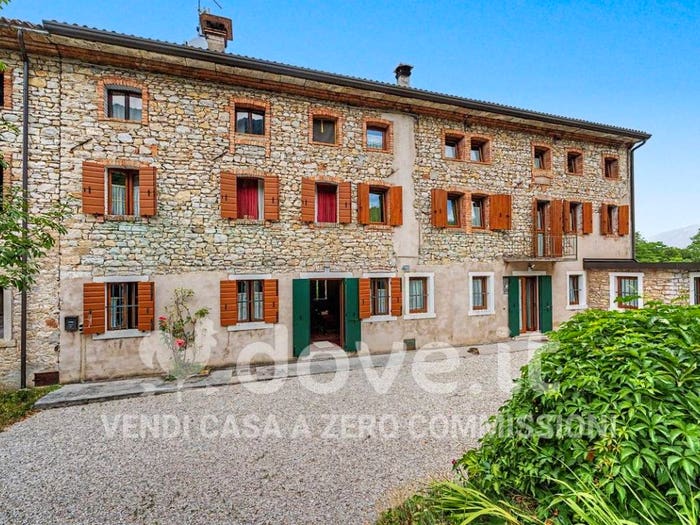 Casa con 6 locali in vendita in Via Selve, Revine, Revine Lago