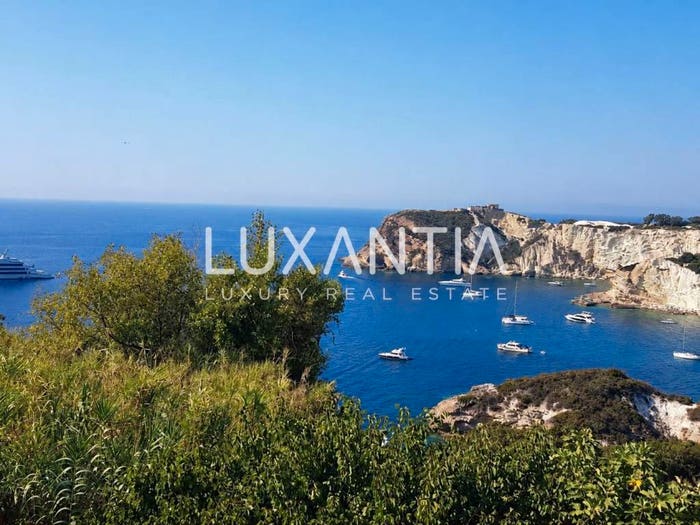Appartamento trilocale in vendita in Via Chiesa, Le Forna, Ponza