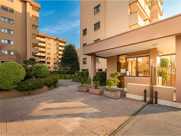 Appartamento con 6 locali in vendita in Via Monte Bianco, Triante, Monza