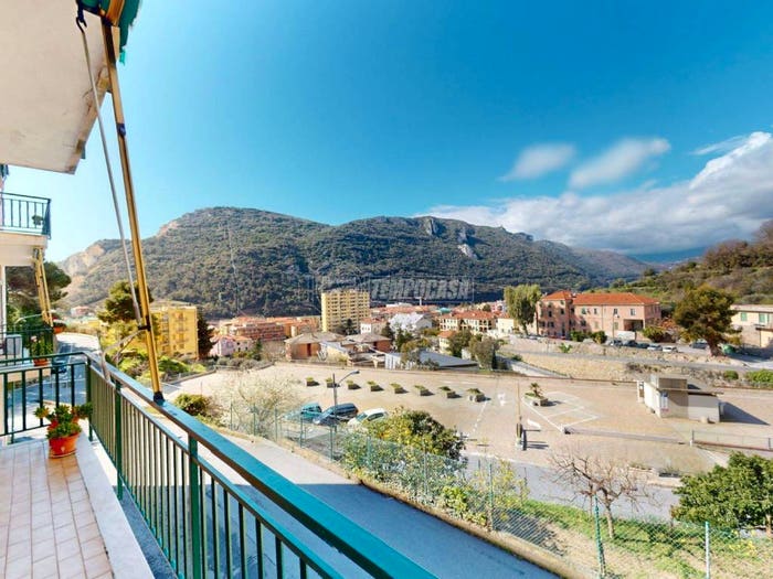 Appartamento trilocale in vendita in Via della Pineta, Centro, Finale Ligure