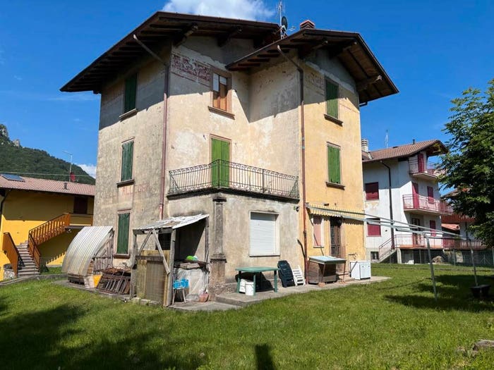 Casa con 6 locali in vendita in Via Piano Ama, Ama, Aviatico