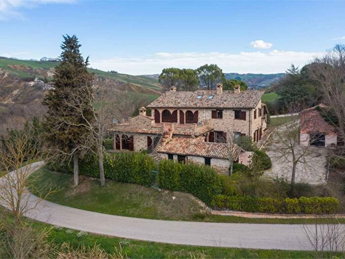 Casa con 6 locali in vendita in Via Montecalende, Urbino