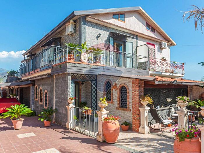 Casa con 6 locali in vendita in Via Andrea Mantegna, Villaggio Del Pino Le Ginestre, Belpasso
