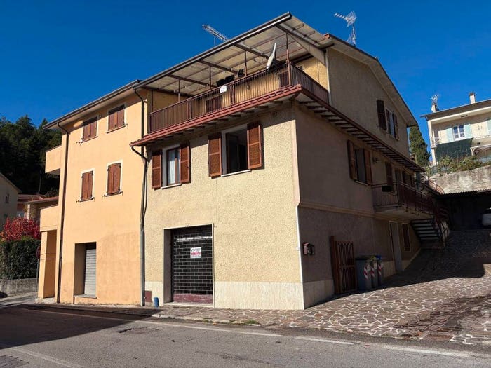 Appartamento quadrilocale in vendita in Via Giuseppe Garibaldi, Centro, Nocera Umbra