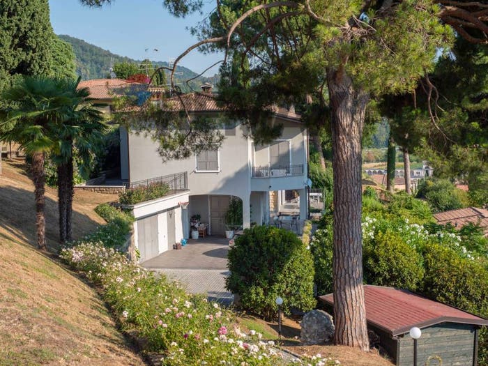 Casa con 6 locali in vendita in Via Ugo Foscolo, Centro, Credaro