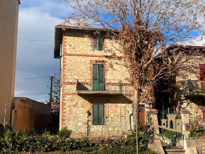 Casa quadrilocale in vendita in Piazza Antonio Gramsci, Centro, Castiglione del Lago