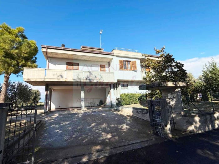 Casa con 6 locali in vendita in Corropoli