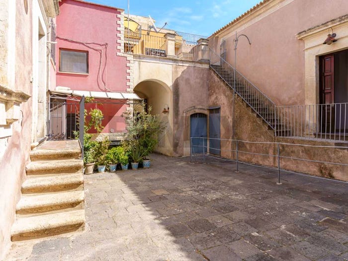 Appartamento con 6 locali in vendita in VIA DUCA DEGLI ABRUZZI, Centro, Carlentini