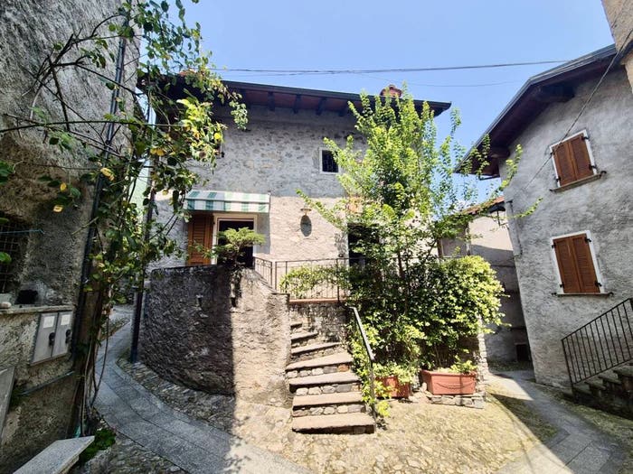 Casa trilocale in vendita in Via Malcantone, Centro, Gera Lario