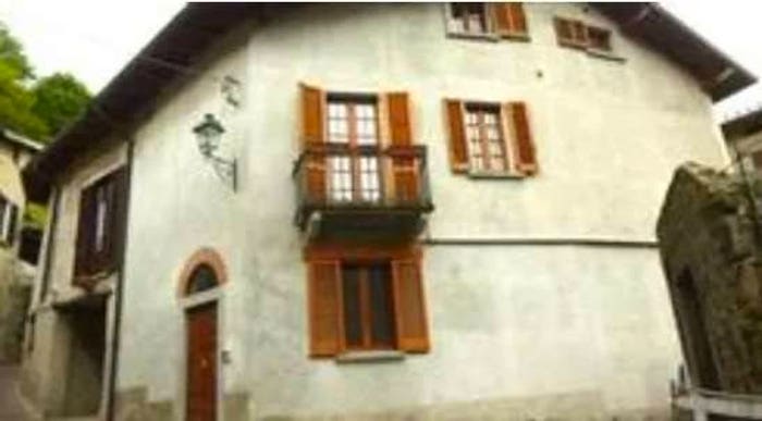 Appartamento quadrilocale in vendita in Via Pietro Fioroni, Lasnigo