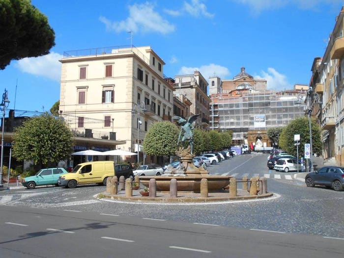 Casa con 5 locali in vendita in Piazza Marco Mastrofini, Montecompatri, Monte Compatri