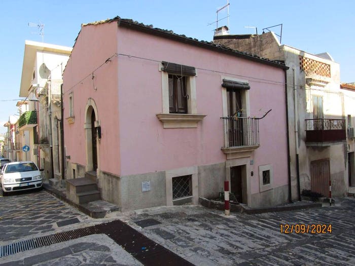 Casa bilocale in vendita in via Ruggero Settimo, Giarratana