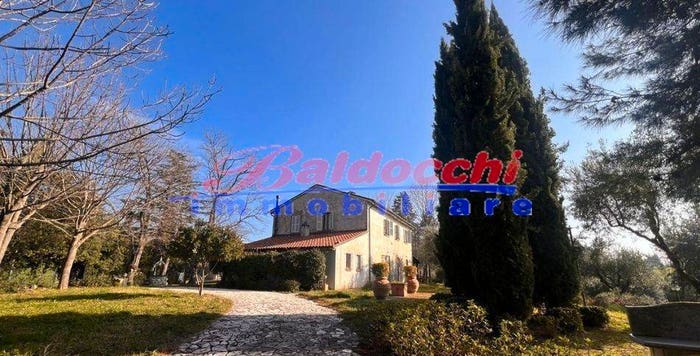 Casa con 6 locali in vendita in Isola del Piano