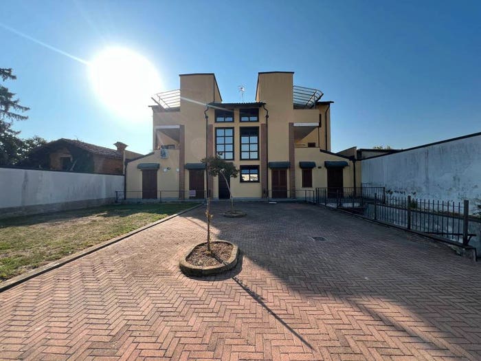 Casa con 6 locali in vendita in Via Conti Petitti, Roreto, Cherasco