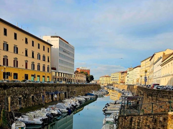 Appartamento con 6 locali in vendita in Scali D'Azeglio, Via Grande Piazza della Repubblica, Livorno
