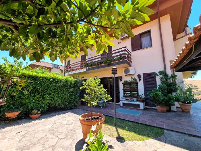 Casa con 6 locali in vendita in Via Ugo Ortona, Sala, Catanzaro