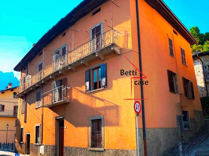 Appartamento trilocale in vendita in Via Orenghi, Piazza Brembana
