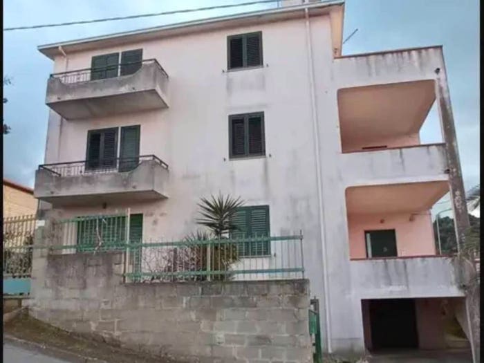 Casa con 6 locali in vendita in Via L Istei, Oliena