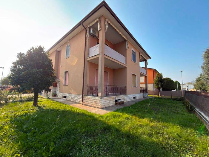 Appartamento quadrilocale in vendita in Via Loreto, Centro, Nuvolera