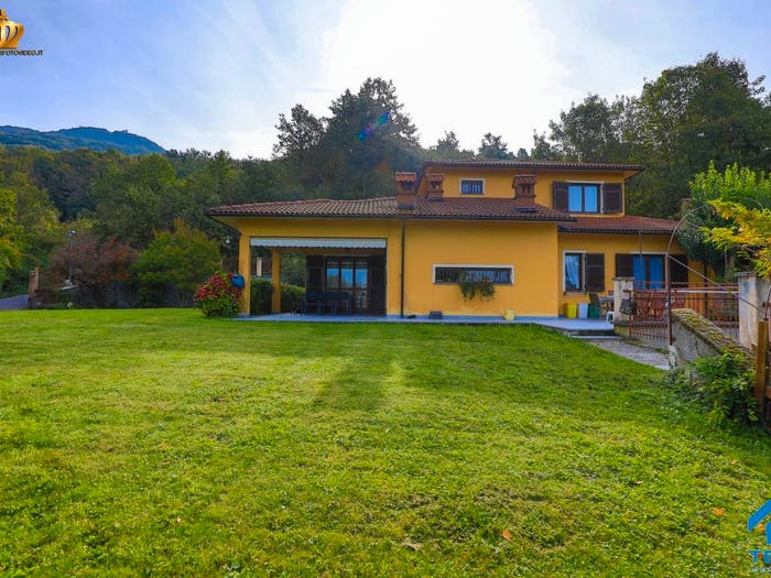 Casa con 6 locali in vendita in Via Vittorio Veneto, Savignone