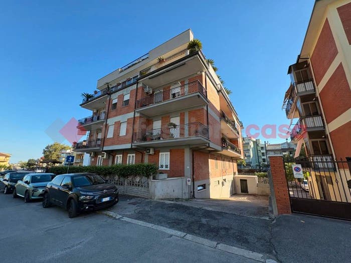 Casa trilocale in vendita in Via Cimarosa, Semicentro, Aprilia