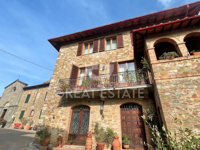 Appartamento con 6 locali in vendita in Piazza Giacomo Matteotti, Centro, Castelnuovo Berardenga