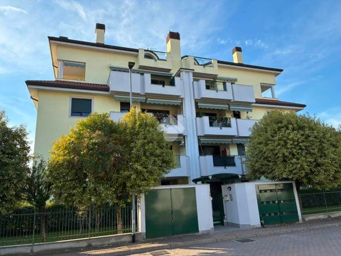 Appartamento trilocale in affitto in Via Simone da Corbetta, Semicentro Isola, Corbetta