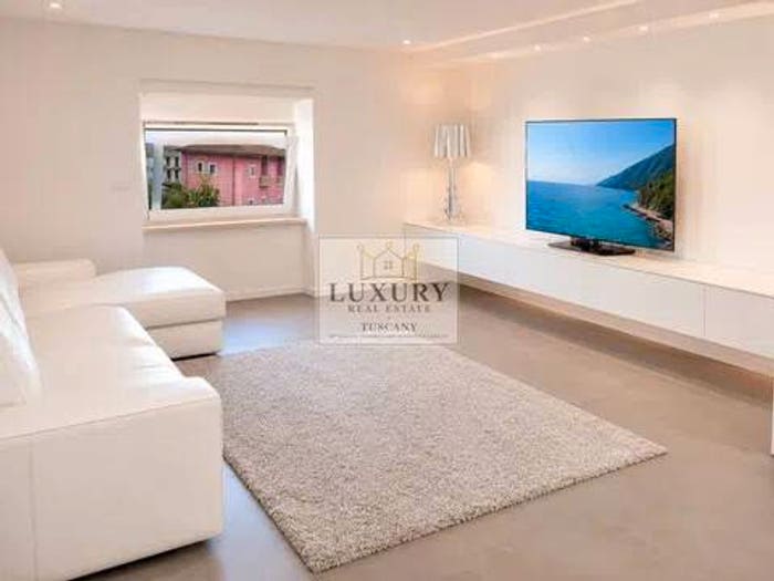 Appartamento trilocale in vendita in Piazza Giuseppe Garibaldi SNC, Centro, Forte dei Marmi