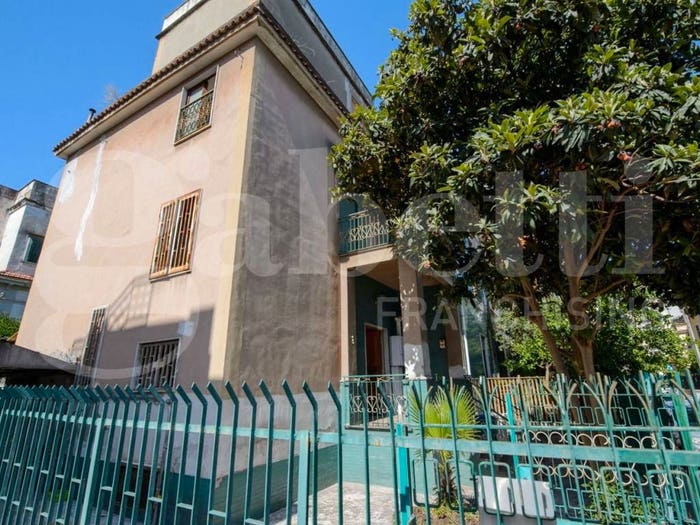 Casa con 6 locali in vendita in Via Carlo de Marco, San Carlo All'Arena, Napoli