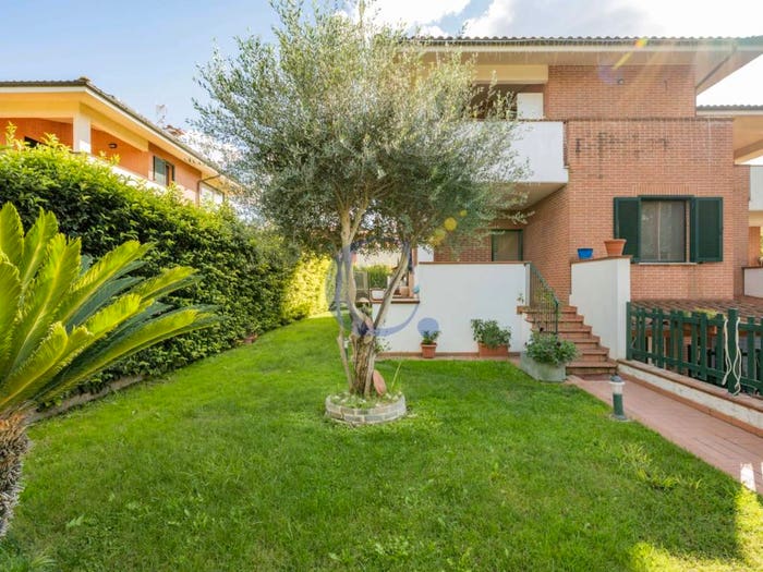 Casa quadrilocale in vendita in Via Giuseppe Lazzati, Casal Selce, Roma