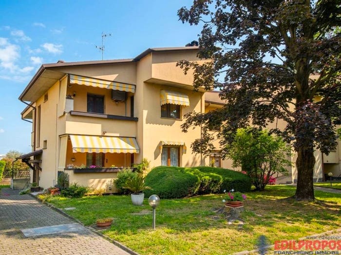 Appartamento trilocale in vendita in Largo della Liberazione, Lazzate