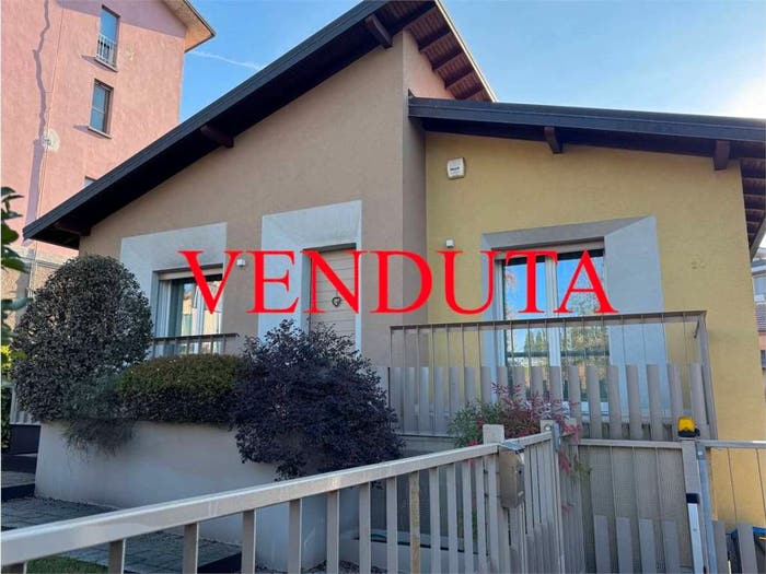 Casa con 6 locali in vendita in Via XXV Aprile, Buguggiate