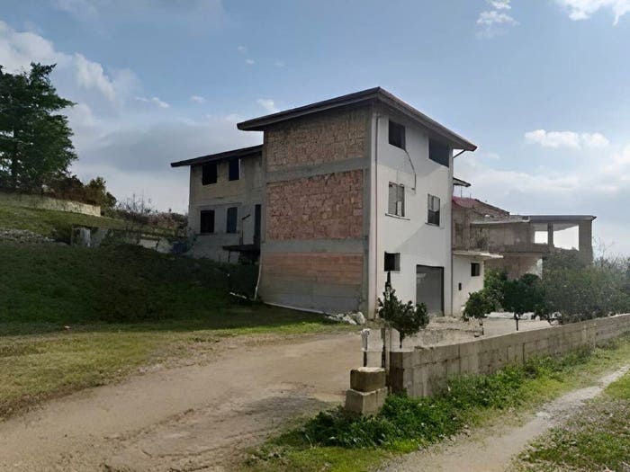 Appartamento con 6 locali in vendita in Contrada Castello Luzzi CS Italia, Luzzi