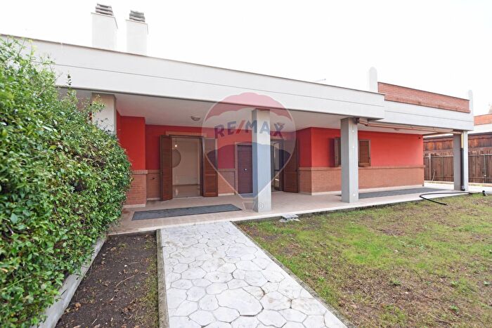 Casa con 11 locali in vendita in Via Ralph De Palma, Foggia