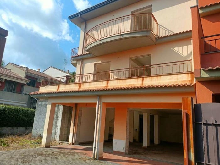 Casa con 6 locali in vendita in Via Salvatore Quasimodo, Aci Catena