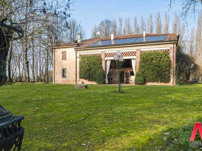 Casa con 6 locali in vendita in Via Rodoni, Centro, Roncoferraro