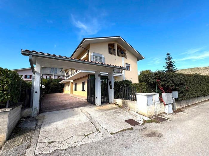 Appartamento trilocale in vendita in Via della Scuola, Genzano Sassa, L'Aquila