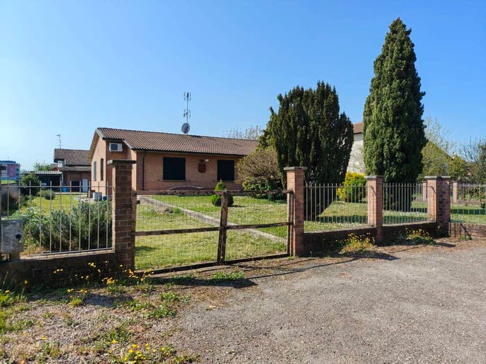 Casa con 5 locali in vendita in Via Don Bellingeri, Centro, Lungavilla